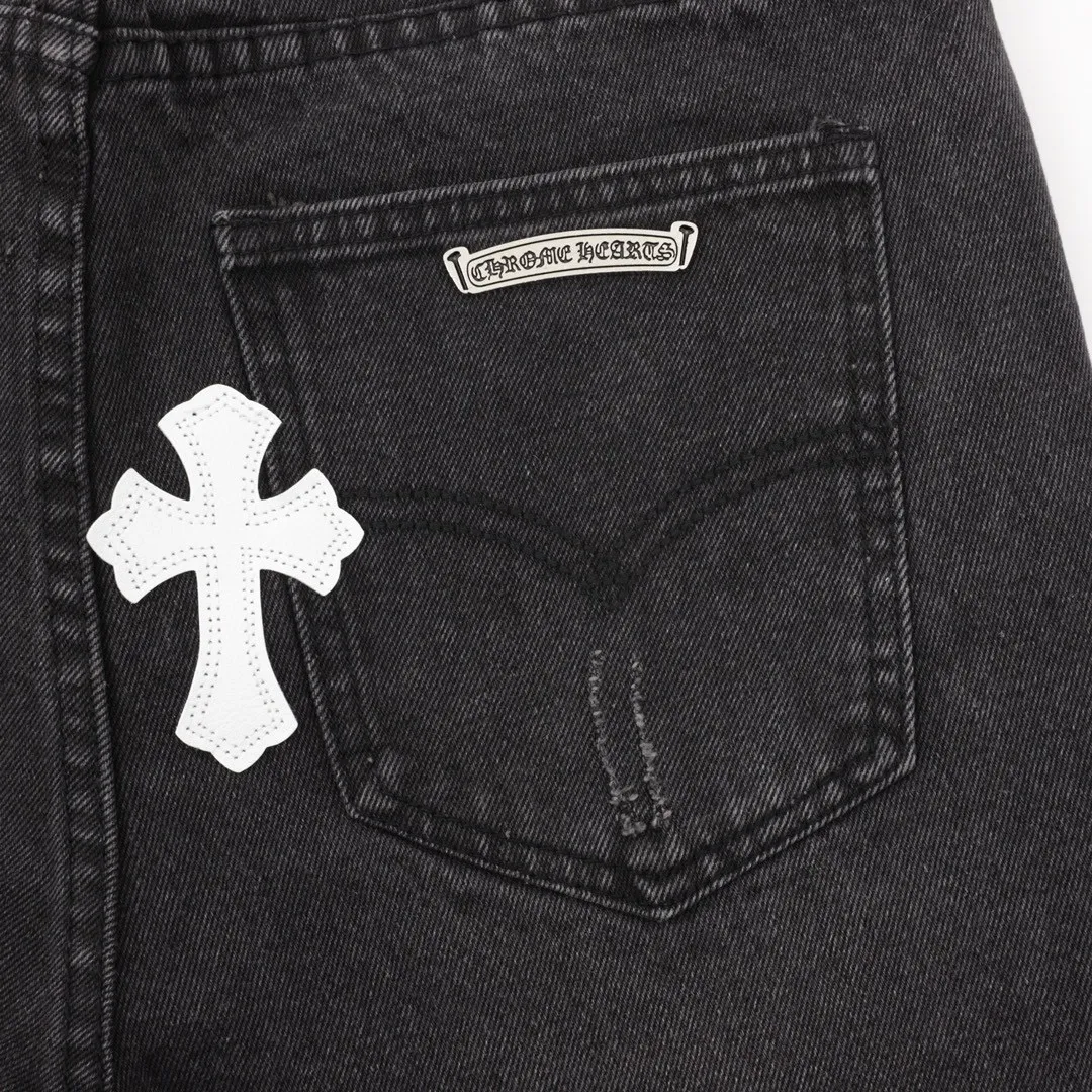 P210 Top version (black pants and white leather) Top version Chrome Hearts jeans with leather and black denim. It is known that chromehearts jeans will use vintage Levis jeans as the base plate for creation. They usually add their own unique silver buckles and silver ornaments, plus leather embellishments. This is what doubles the value of these vintage jeans, because the base plate is Vintage jeans, the jeans themselves have become very soft and comfortable after years of baptism, which can be distinguished from ordinary jeans. Regarding the size, you should also refer to the pants data. Style number: 1253# Color: black pants and white leather Size: 28 30 32 34 28 Waist 86 Hips 100 Pants length 102 30 Waist 90 Hips 104 Pants length 104 32 Waist 94 Hips 108, pants length 106 34, waist 98, hips 112, pants length 110